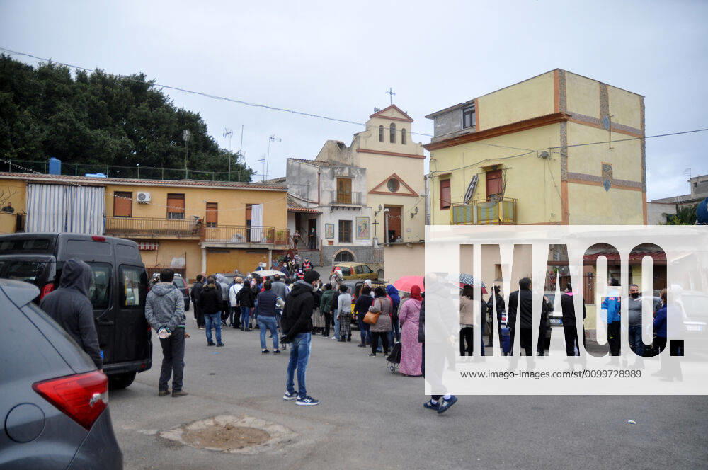 Palermo.Coronavirus, lined up to the Danisinni by Fra Mauro Billetta of the Parish of Sant Agnese for the distribution of the shopping package ... Ph.Alessandro Fucarini. (Alessandro Fucarini Fotogramma, Palermo - 2020-04-23) p.s. la foto e utilizzabile nel rispetto del contesto in cui e stata scattata, e senza intento diffamatorio del decoro delle persone rappresentate