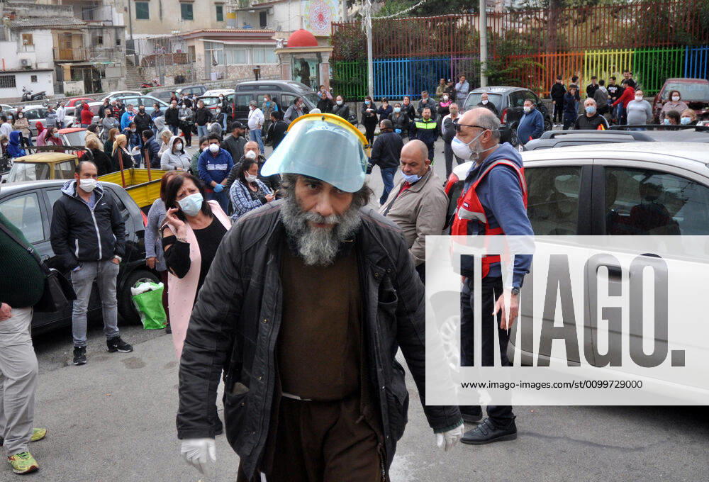 Palermo.Coronavirus, lined up to the Danisinni by Fra Mauro Billetta of the Parish of Sant Agnese for the distribution of the shopping package ... Ph.Alessandro Fucarini. (Alessandro Fucarini Fotogramma, Palermo - 2020-04-23) p.s. la foto e utilizzabile nel rispetto del contesto in cui e stata scattata, e senza intento diffamatorio del decoro delle persone rappresentate