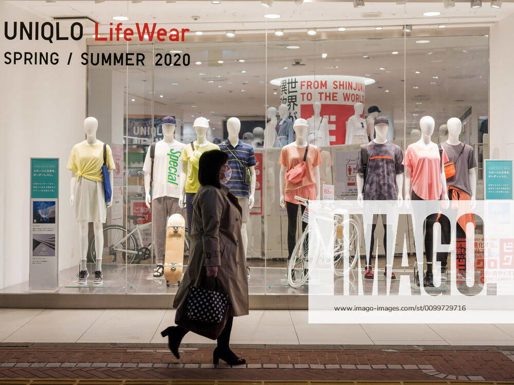 Coronavirus in Japan, Eindrücke aus Tokio A woman wearing a mask walks in Shinjuku in Tokyo, Japan, 23 April 2020. Japanese Prime Minister Shinzo Abe extends state of emergency for Japan area for at least until second week of May on increase of coronavirus and COVID-19 infection cases. April 23, 2020 (125640947)