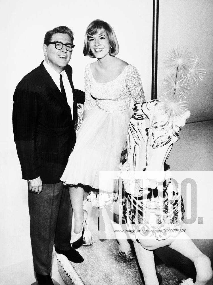 TEXACO STAR PARADE, from left: Meredith Willson, Vicki Carr, 1964 !ACHTUNG AUFNAHMEDATUM GESCHÃ„TZT! PUBLICATIONXNOTxINxCANxCHNxFRAxITAxJPNxNORxPOLxRUSxESPxUKxUSA