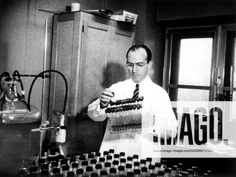 THE TWENTIETH CENTURY, Dr. Jonas Salk, Victory Over Polio, (season 1, episode 22, April 6, 1958), 1957-1970 Courtesy Everett Collection !ACHTUNG AUFNAHMEDATUM GESCHÄTZT! PUBLICATIONXNOTxINxCANxCHNxFRAxITAxJPNxNORxPOLxRUSxESPxUKxUSA