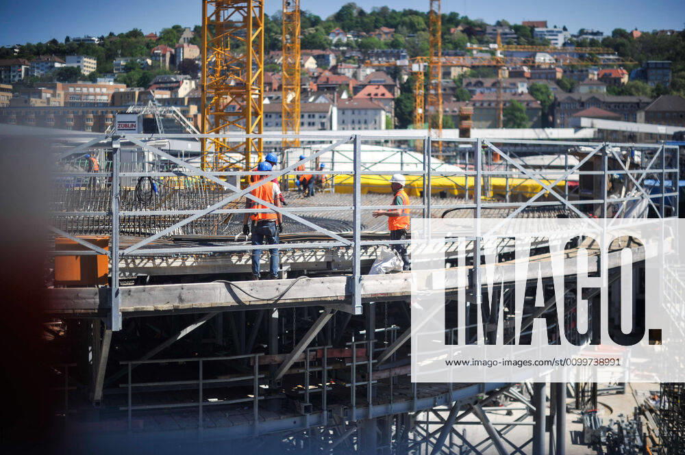 Coronavirus, construction workers Construction of the new main railway station in Stuttgart Six workers of a Turkish construction company working on the Stuttgart 21 site have been infected with the coronavirus Two of them are in hospital The city confirmed a report in the Stuttgarter Zeitung newspaper and declared that a total of 96 people are in quarantine Four of them have symptoms Stuttgart