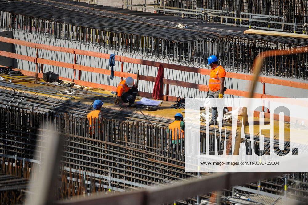 Coronavirus, construction workers Construction of the new main railway station in Stuttgart Six workers of a Turkish construction company working on the Stuttgart 21 site have been infected with the coronavirus Two of them are in hospital The city confirmed a report in the Stuttgarter Zeitung newspaper and declared that a total of 96 people are in quarantine Four of them have symptoms Stuttgart
