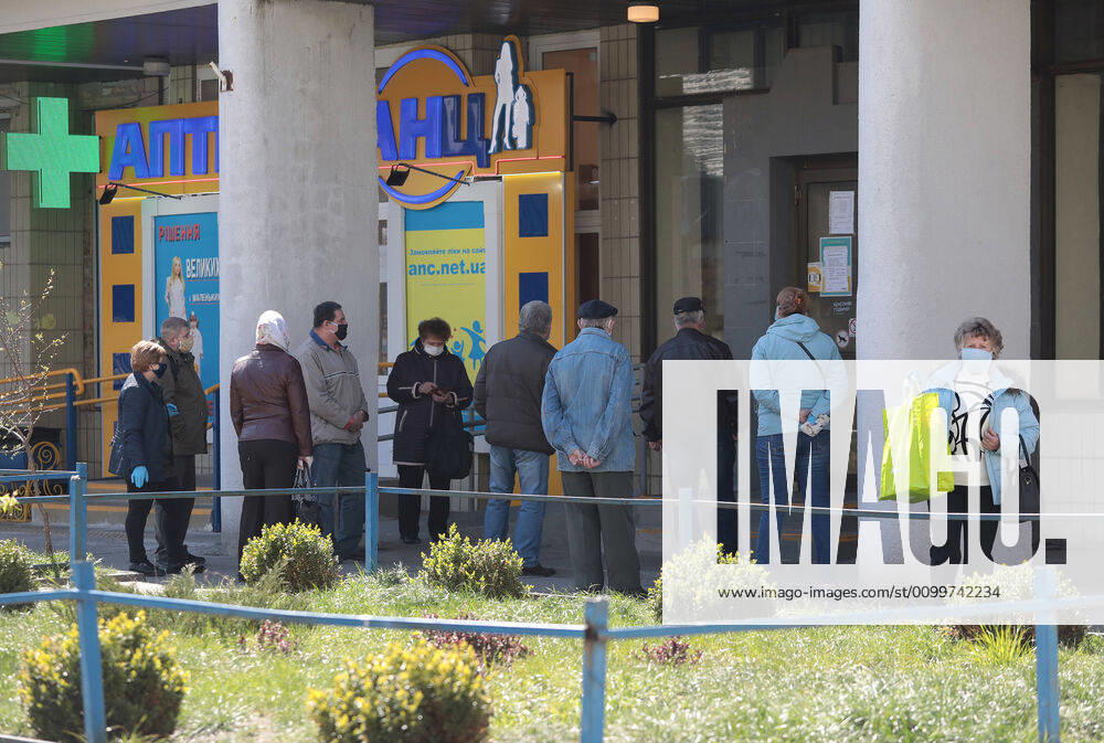 Coronavirus in der Ukraine, Eindrücke aus Kiew KYIV, UKRAINE - APRIL 23, 2020 - People queue outside an Ukrposhta post office during the quarantine, Kyiv, capital of Ukraine. Daily life of Kyiv during quarantine on April 23, 2020