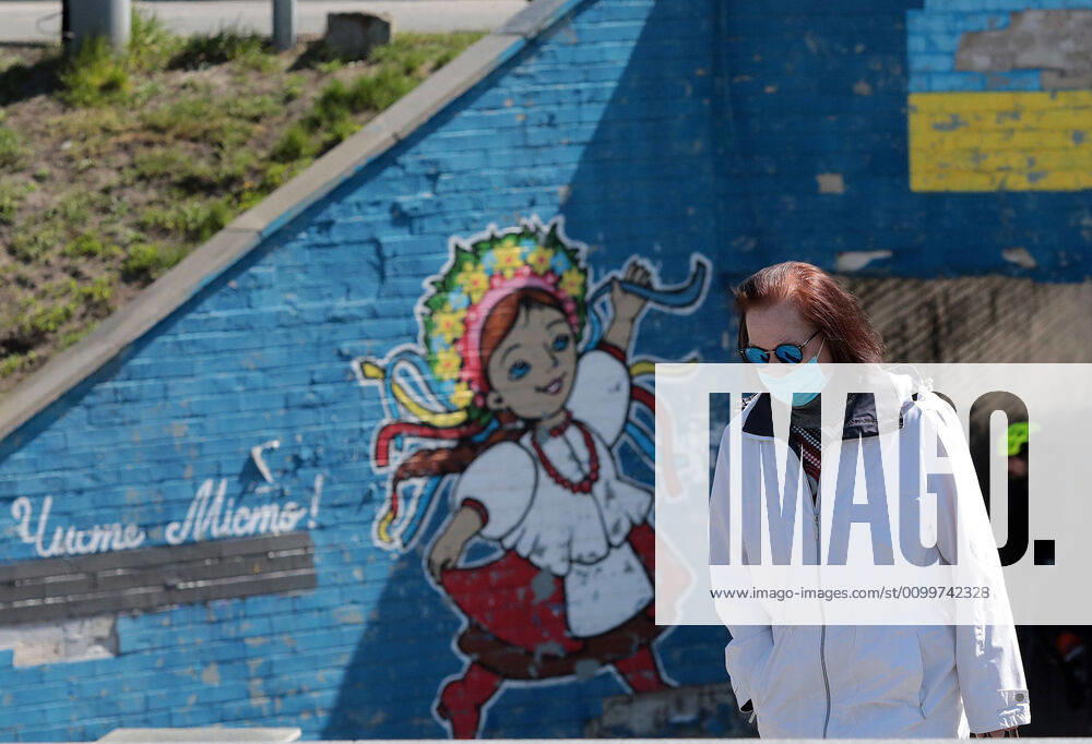Coronavirus in der Ukraine, Eindrücke aus Kiew KYIV, UKRAINE - APRIL 23, 2020 - A woman wears a face mask and sunglasses on a street during the quarantine, Kyiv, capital of Ukraine. Daily life of Kyiv during quarantine on April 23, 2020