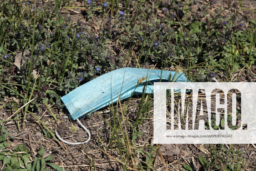 Coronavirus in der Ukraine, Eindrücke aus Kiew KYIV, UKRAINE - APRIL 23, 2020 - A discarded face mask lies on the ground during the quarantine, Kyiv, capital of Ukraine. Daily life of Kyiv during quarantine on April 23, 2020