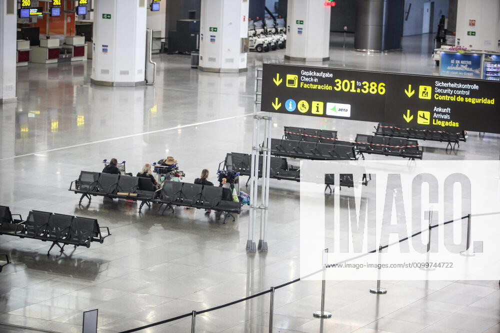 23 April 2020 (Malaga) The state of alarm decreed by the government of Spain has enabled Malaga airport to have a desolate empty landscape and desert of travelers and tourists due to the crisis of the coronavirus - ZUMAc161 20200423_zap_c161_005