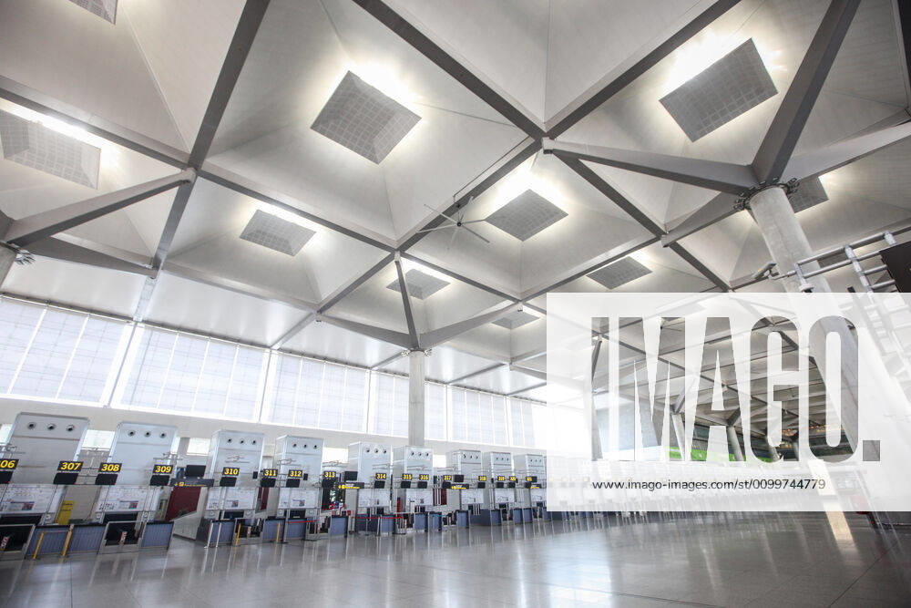 23 April 2020 (Malaga) The state of alarm decreed by the government of Spain has enabled Malaga airport to have a desolate empty landscape and desert of travelers and tourists due to the crisis of the coronavirus - ZUMAc161 20200423_zap_c161_023