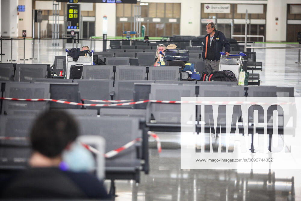 23 April 2020 (Malaga) The state of alarm decreed by the government of Spain has enabled Malaga airport to have a desolate empty landscape and desert of travelers and tourists due to the crisis of the coronavirus - ZUMAc161 20200423_zap_c161_031