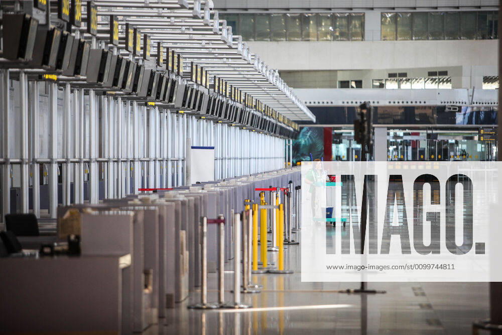 23 April 2020 (Malaga) The state of alarm decreed by the government of Spain has enabled Malaga airport to have a desolate empty landscape and desert of travelers and tourists due to the crisis of the coronavirus - ZUMAc161 20200423_zap_c161_035