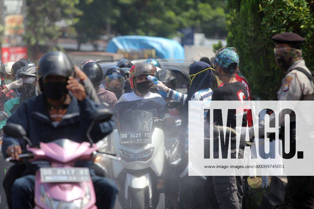 Coronavirus in Indonesien, Eindrücke aus Makasar (200423) -- MAKASSAR, April 23, 2020 -- A paramedic checks body temperature of a motor rider amid COVID-19 outbreak in Makassar, South Sulawesi, Indonesia, April 23, 2020. Indonesia reported 357 new COVID-19 cases and 11 new deaths, bringing the total number of infections and fatalities to 7,775 and 647 respectively, the government spokesman for handling COVID-19 Achmad Yurianto said. (Photo by Xinhua) INDONESIA-MAKASSAR-COVID-19-CASES M.xFirmansyah