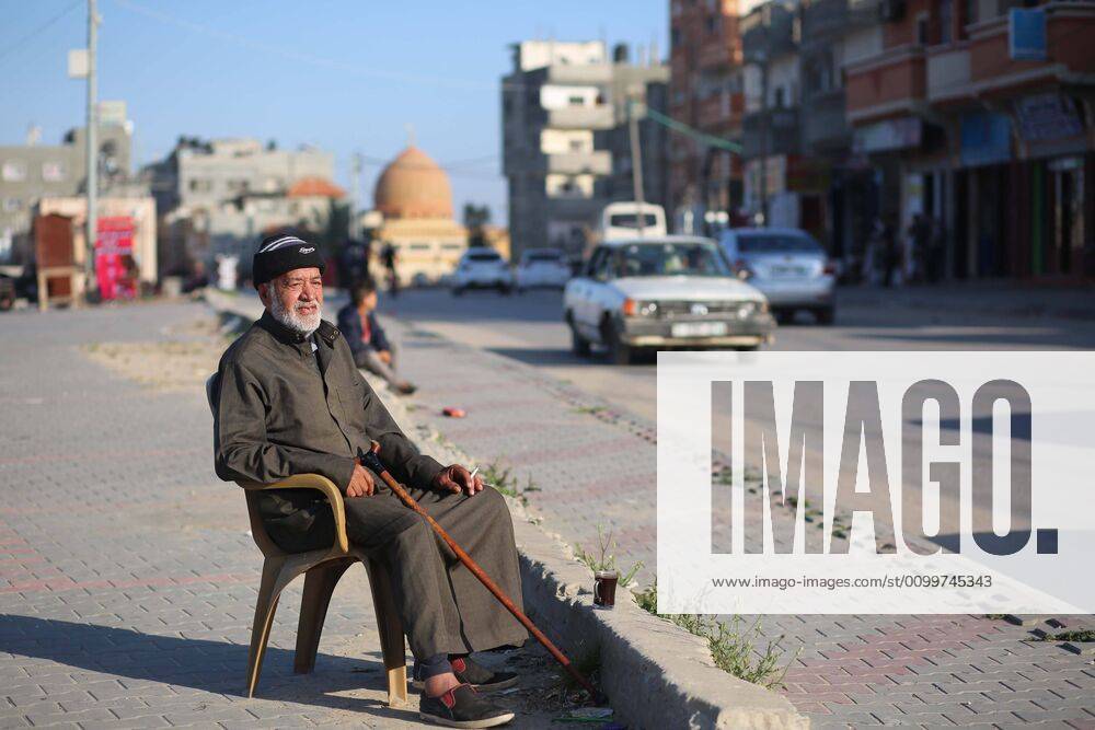Coronavirus, Eindrücke aus Gaza April 23, 2020, Gaza City, The Gaza Strip, Palestine: A Palestinian man at Gaza city. Gaza City Palestine - ZUMAq100 20200423_zaa_q100_016