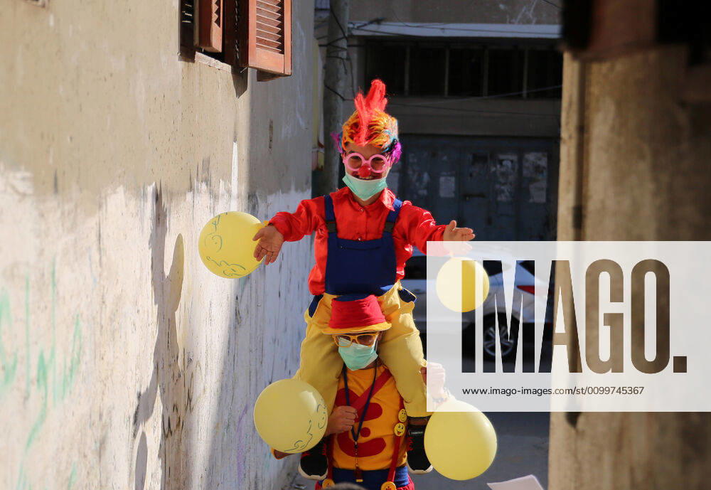 Coronavirus, Eindrücke aus Gaza April 23, 2020, Gaza City, The Gaza Strip, Palestine: Clown at Gaza city, Muslims will begin the Ramadan dawn-to-dusk fast on Friday Gaza City Palestine - ZUMAq100 20200423_zaa_q100_024
