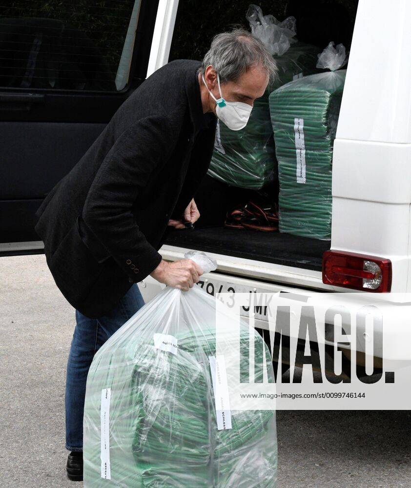 Oscar Areces, CEO of Angel Schlesser fashion brand, unloads some of the 1,000 protective health gowns that the firm is donating to the temporary hospital for COVID-19 patients set up at the IFEMA fair grounds in Madrid, Spain, 23 April 2020. Coronavirus situation in Spain !ACHTUNG: NUR REDAKTIONELLE NUTZUNG!