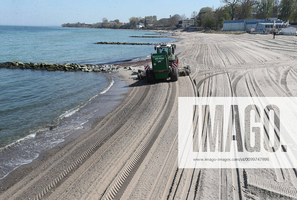 Beach in Niendorf, traces, beach cleaning Niendorf