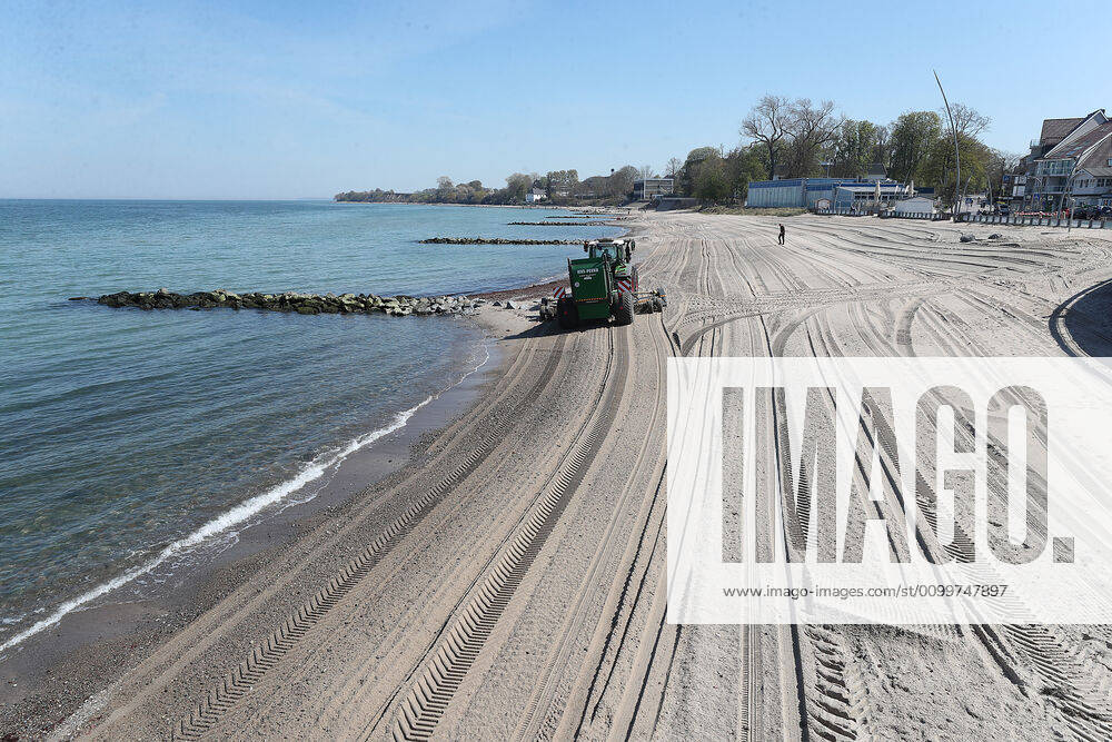 Beach in Niendorf, traces, beach cleaning Niendorf