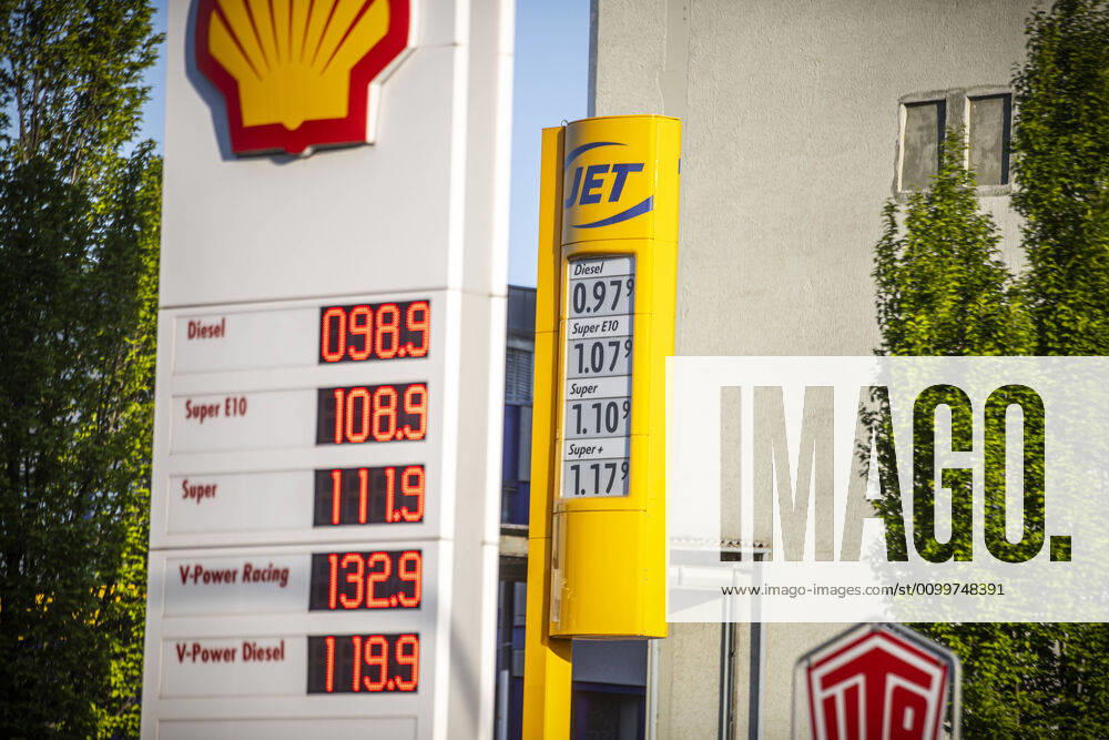 Falling oil prices lead to cheap fuel at petrol stations The litre of diesel for 0.97â¬ in Fellbach near Stuttgart Symbolic images of two petrol stations with cheap fuel prices