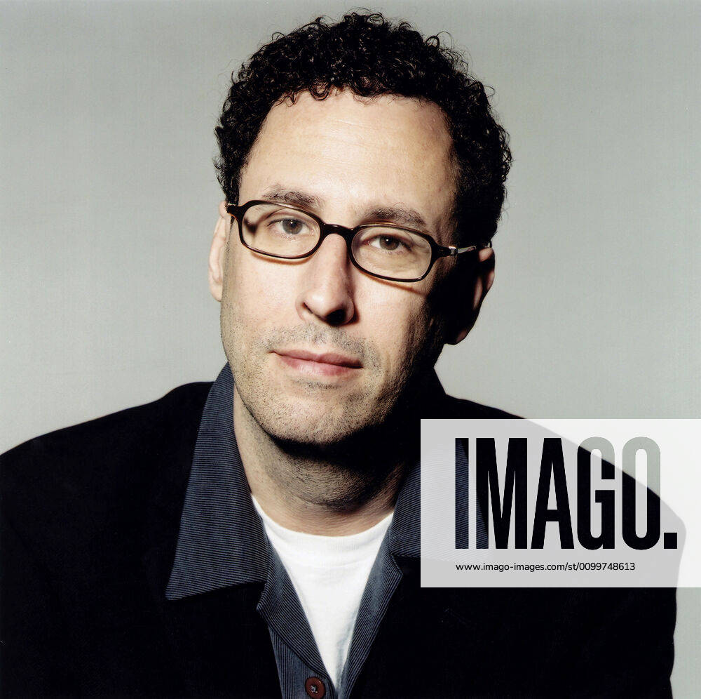 ANGELS IN AMERICA, writer Tony Kushner, 2003, HBO Courtesy: Everett Collection HBO Courtesy Everett Collection !ACHTUNG AUFNAHMEDATUM GESCHÄTZT! PUBLICATIONXNOTxINxCANxCHNxFRAxITAxJPNxNORxPOLxRUSxESPxUKxUSA