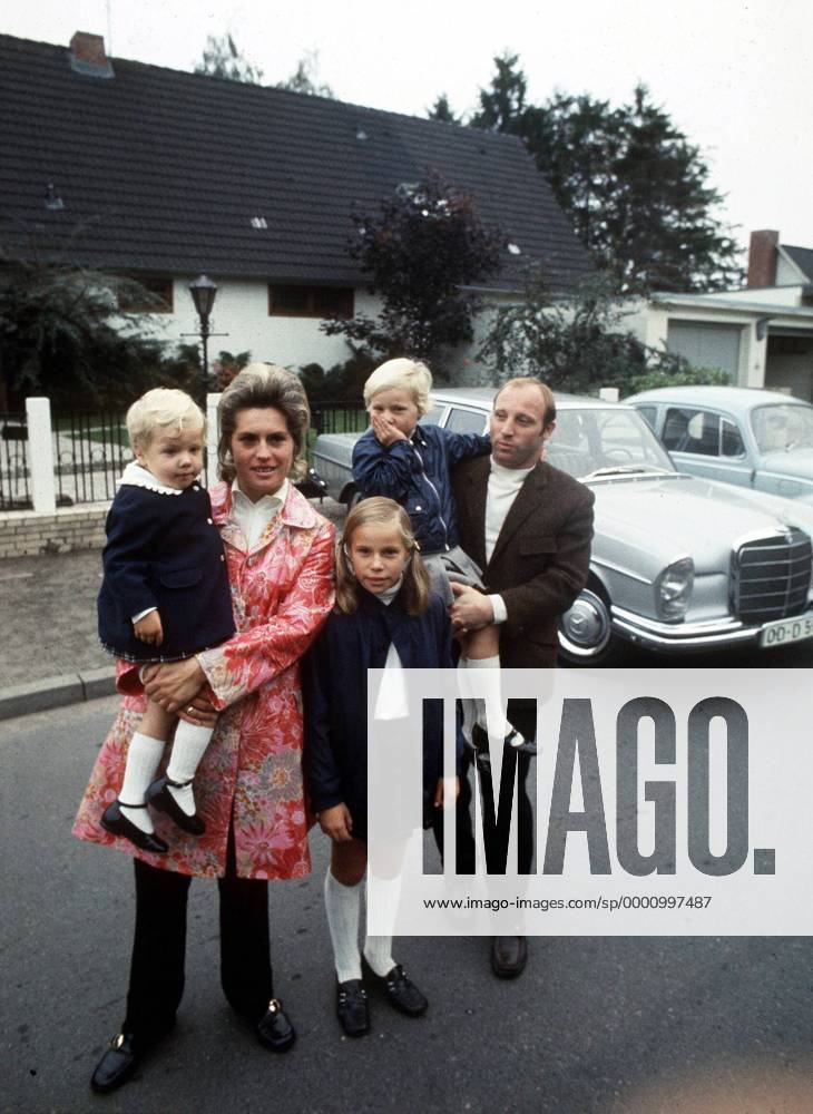 Uwe Seeler (HSV, re.) mit Ehefrau Ilka und den Töchtern Kerstin (li.), Helle (Mitte) und Frauke Fußball 1. BL Herren Saison 1970 1971, Hamburger SV Gruppe Aufnahmedatum geschätzt, Kind, Kinder Hamburg