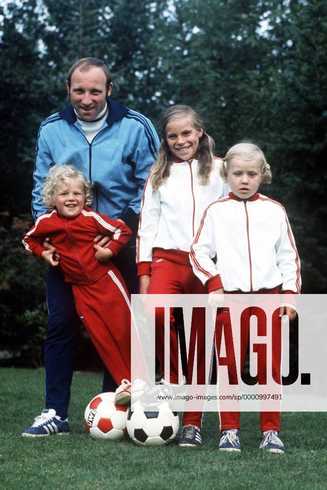 Uwe Seeler mit seinen Töchtern, v. li.: Kerstin, Helle und Frauke Fußball Herren Privat 1972 Gruppe Aufnahmedatum geschätzt, Kind, Kinder Freude,