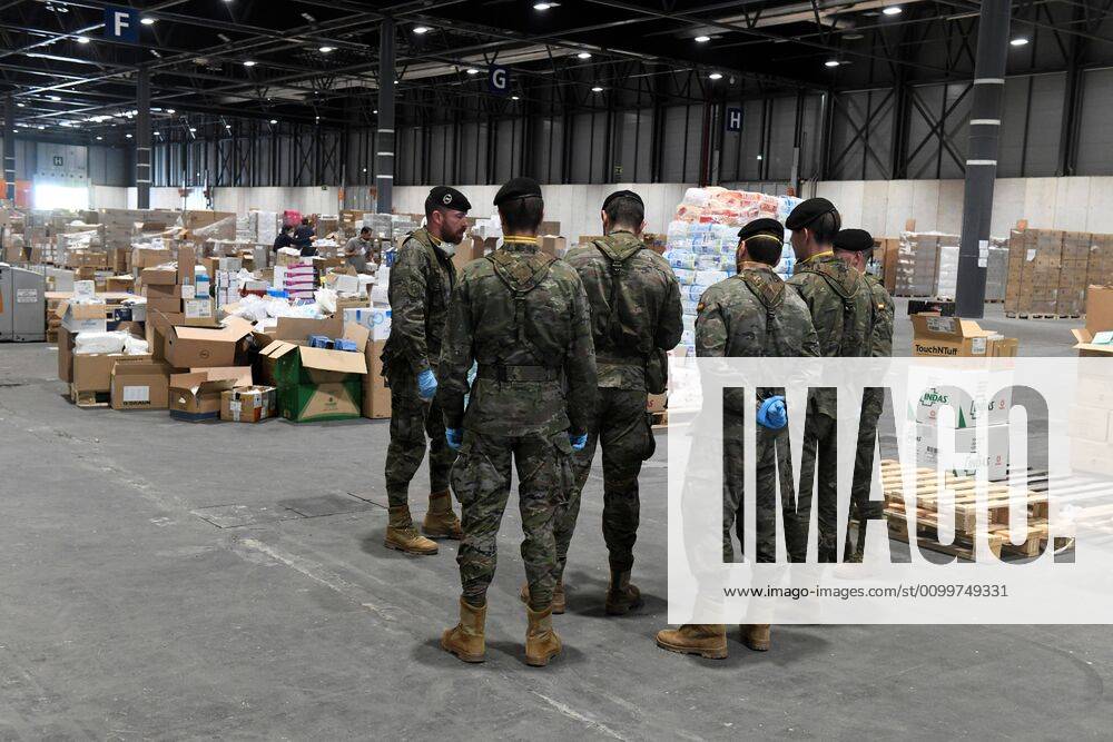 Military and health care personnel place boxes containing health aid given by the Spanish Government and private institutions which will be kept at one of the pavilions of the temporary hospital for COVID-19 patients set up at the IFEMA fair grounds in Madrid, Spain, 23 April 2020. Spain is under lockdown to avoid the spread of the pandemic COVID-19 disease caused by the SARS-CoV-2 coronavirus. Coronavirus situation in Spain !ACHTUNG: NUR REDAKTIONELLE NUTZUNG!