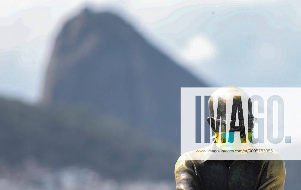 Coronavirus in Brasilien, Eindrücke aus Rio de Janeiro A man looks at the sculpture of the poet Carlos Drummond de Andrade with a face mask in Rio de Janeiro, Brazil, 23 April 2020. The statues of the captain of the mythical Brazilian team of 1958 Hilderaldo Bellini, of the poet Carlos Drummond de Andrade and of the Brazilian singers Dorival Caymmi and Cartola wore today the mask put on by the Rio City Council to make Brazilians aware of its use, which began to be mandatory in this city. EFE Antonio Lacerda Rio City Council puts masks on the statues of the city !ACHTUNG: NUR REDAKTIONELLE NUTZUNG!
