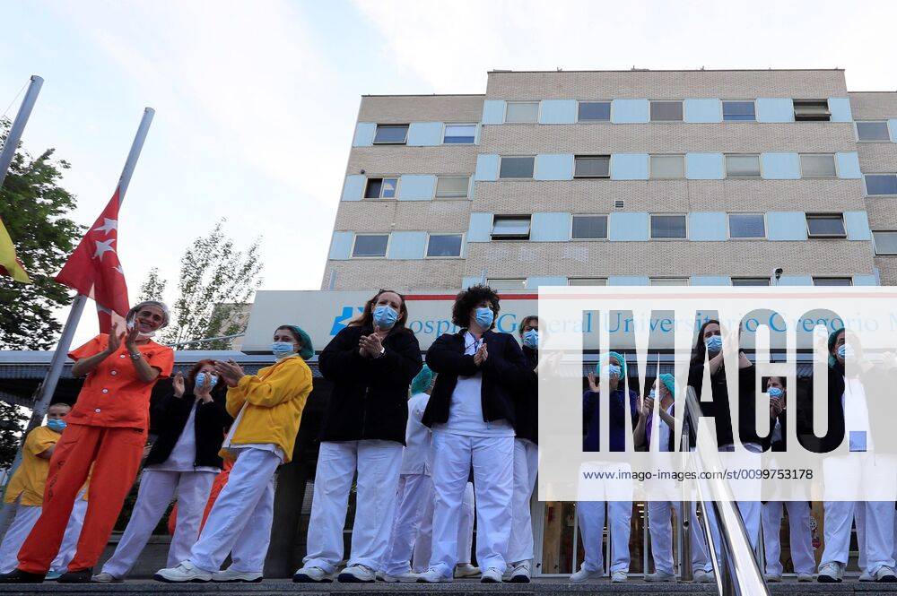 Health workers of Gregorio Maranon Hospital take part in the daily gratitude applause to thank medical and health care personnel in Madrid, Spain, 23 April 2020. The Spanish government declared the state of emergency on 14 March 2020 and the Mediterranean country has since been under a lockdown in a bid to slow down the spread of the pandemic COVID-19 disease caused by the SARS-CoV-2 coronavirus. Spain is under lockdown to avoid the spread of the pandemic COVID-19 disease caused by the SARS-CoV-2 coronavirus. Daily gratitude for health sector workers !ACHTUNG: NUR REDAKTIONELLE NUTZUNG!