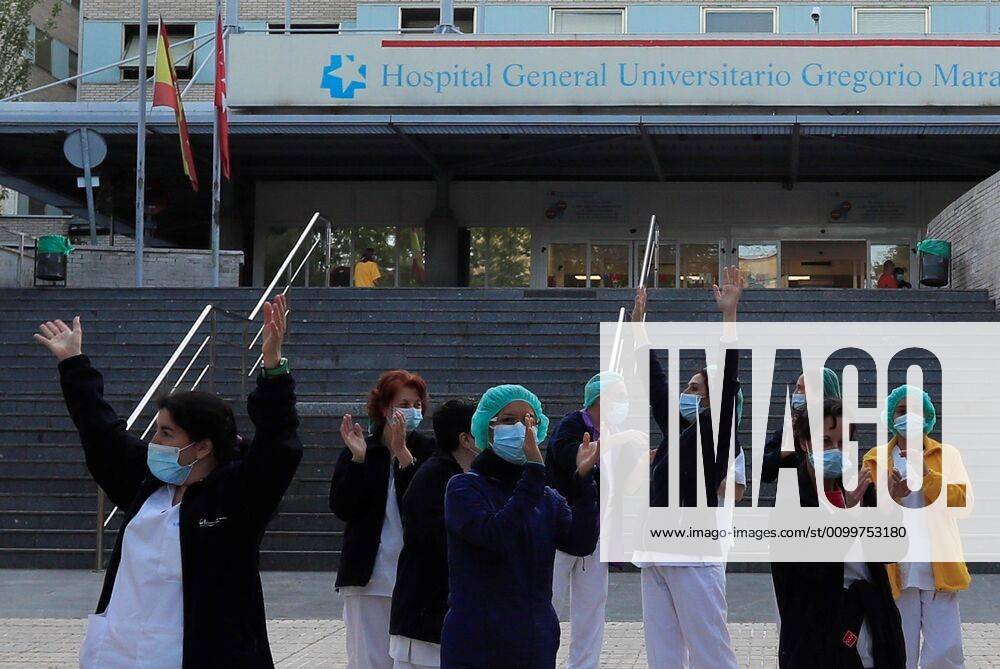 Health workers of Gregorio Maranon Hospital take part in the daily gratitude applause to thank medical and health care personnel in Madrid, Spain, 23 April 2020. The Spanish government declared the state of emergency on 14 March 2020 and the Mediterranean country has since been under a lockdown in a bid to slow down the spread of the pandemic COVID-19 disease caused by the SARS-CoV-2 coronavirus. Spain is under lockdown to avoid the spread of the pandemic COVID-19 disease caused by the SARS-CoV-2 coronavirus. Daily gratitude for health sector workers !ACHTUNG: NUR REDAKTIONELLE NUTZUNG!