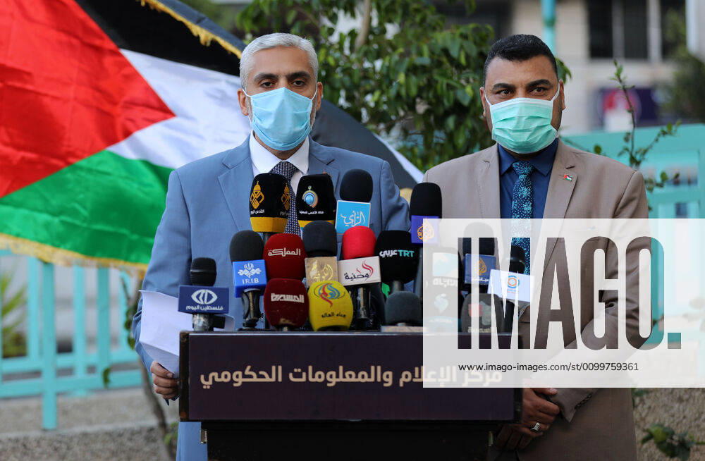 Coronavirus, Eindrücke aus Gaza April 23, 2020, Gaza City, Gaza Strip, Palestinian Territory: Head of the government media office, Salama Maarouf, wearing a mask, speaks during a press conference, in Gaza city, on April 23, 2020 Gaza City Palestinian Territory - ZUMAap3_ 20200423_zaf_ap3_118