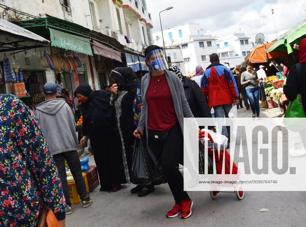 Coronavirus in Tunesien, Eindrücke aus Tunis April 23, 2020, Tunis, Tunisia: A Tunisian woman wearing a plastic protective mask while doing preparation shopping a day before Ramadan..Muslims around the world will begin the holy month of Ramadan. Group gatherings and prayers will not be allowed in mosques as part of a government lockdown and containment measures to stop the spread of the coronavirus Tunis Tunisia - ZUMAs197 20200423_zab_s197_003