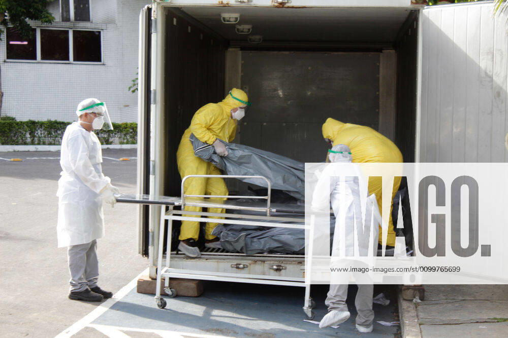 Coronavirus in Brasilien, Eindrücke aus Manaus MANAUS, AM - 23.04.2020: HANDLING AT HPS 28 DE AGOSTO IN MANAUS - Movement in the HPS 28 de Agosto in the morning of this Thursday (23), central-south zone of the city of Manaus. In the photo, the body is placed inside a refrigerated container. x1906742x SandroxPereira