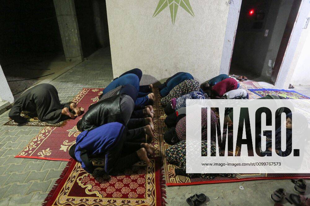 Coronavirus, Eindrücke aus Gaza April 23, 2020, Khan Younis, Gaza Strip, Palestinian Territory: A Palestinian family performs a night prayer known as Tarawih in their home after the mosques are closed after clerics took protective measures in a bid to stem the spread of the novel coronavirus as a precaution against the spread of the coronavirus (COVID-19), in Khan Younis in the southern Gaza Strip on April 23, 2020. Muslims across the world are preparing for the Islamic holy fasting month of Ramadan, which prohibits eating, drinking, smoking from dawn to dusk Khan Younis Palestinian Territory - ZUMAap3_ 20200423_zaf_ap3_133