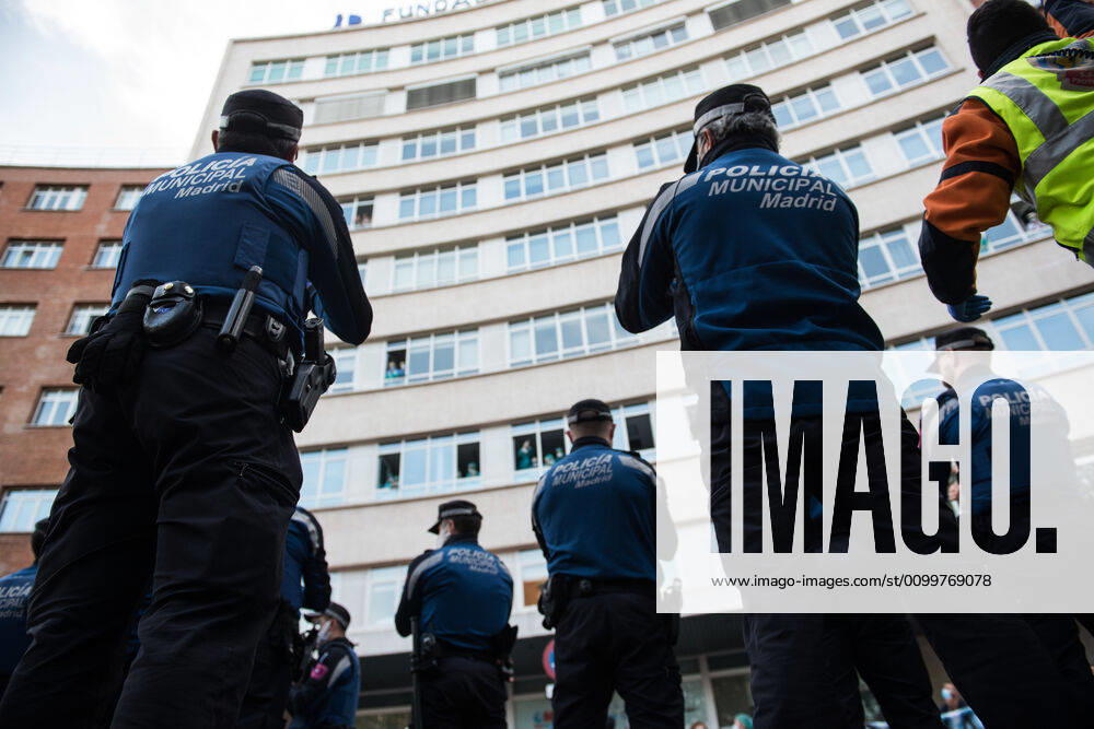Municipal policeman applauds during the tribute to the health workers at the Hospital Fundacion Jimenez Diaz during the Covid-19 pandemic on April 23, 2020 in Madrid, Spain Madrid SPAIN - ZUMAa181 20200423_zaa_a181_079