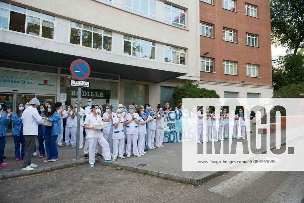 Several health workers show a Thank You banner during the tribute to the health workers at the Hospital Fundacion Jimenez Diaz during the Covid-19 pandemic on April 23, 2020 in Madrid, Spain Madrid SPAIN - ZUMAa181 20200423_zaa_a181_084