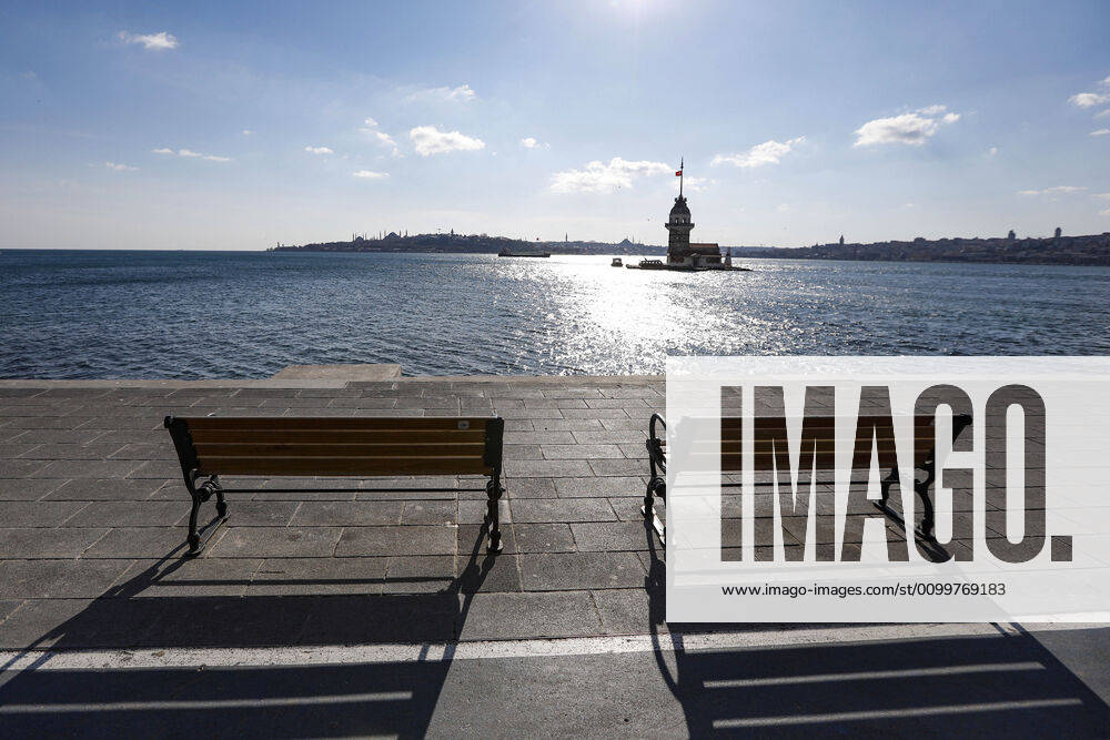 Coronavirus in der Türkei, Eindrücke aus Istanbul April 23, 2020, Istanbul, Turkey: Maiden s Tower and benches at the sidewalk stand empty during the first date of four-day curfew as part of efforts to stem the spread of the coronavirus Istanbul Turkey - ZUMAz112 20200423_zip_z112_020