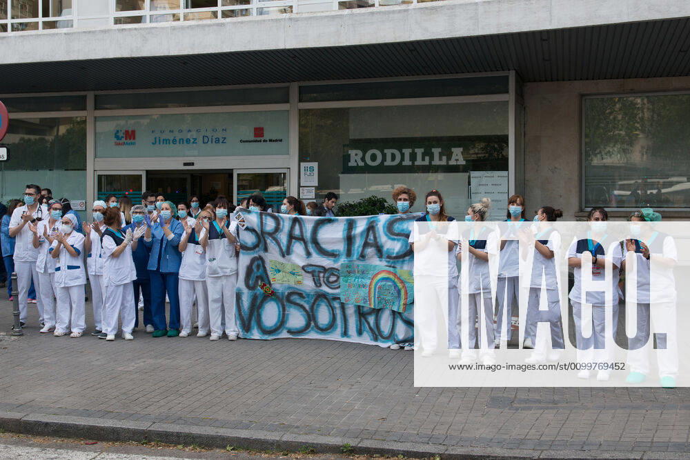 Several health workers show a Thank You banner during the tribute to the health workers at the Hospital Fundacion Jimenez Diaz during the Covid-19 pandemic on April 23, 2020 in Madrid, Spain Madrid SPAIN - ZUMAa181 20200423_zaa_a181_076