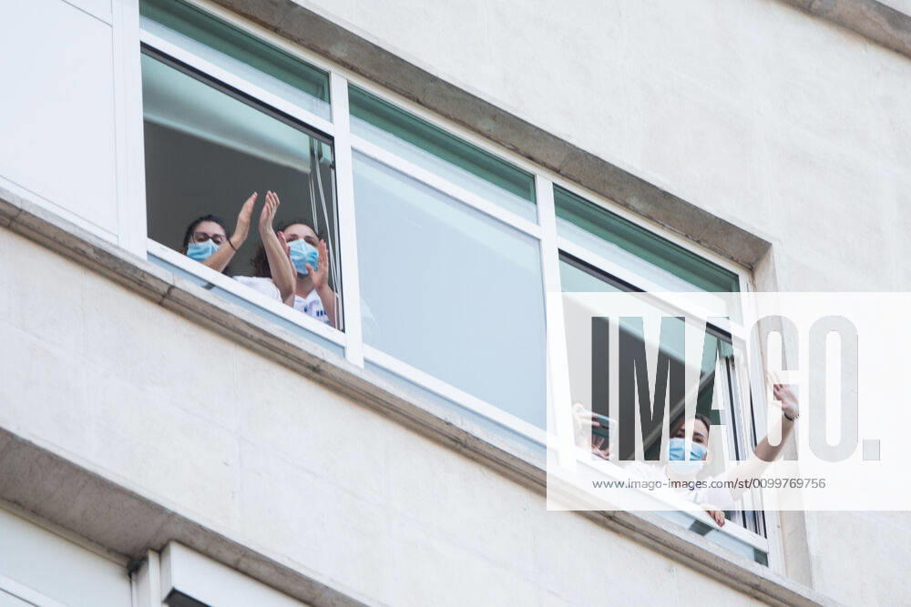 Several health workers applaud during the tribute to the health workers at the Hospital Fundacion Jimenez Diaz during the Covid-19 pandemic on April 23, 2020 in Madrid, Spain Madrid SPAIN - ZUMAa181 20200423_zaa_a181_067