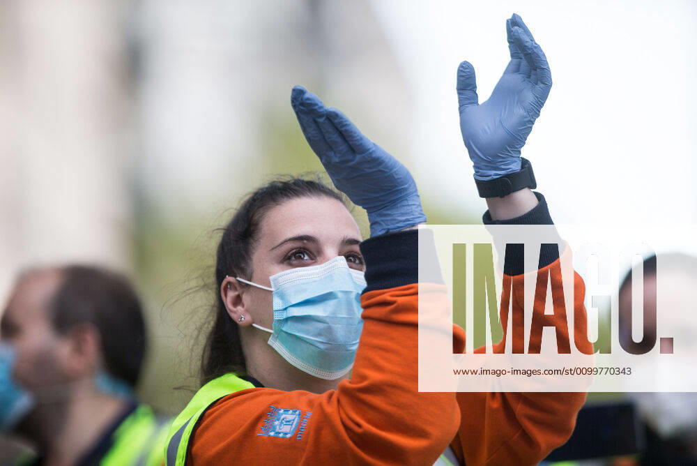 SAMUR members applaud during the tribute to the health workers at the Hospital Fundacion Jimenez Diaz during the Covid-19 pandemic on April 23, 2020 in Madrid, Spain Madrid SPAIN - ZUMAa181 20200423_zaa_a181_052
