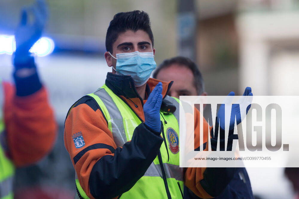 SAMUR members applaud during the tribute to the health workers at the Hospital Fundacion Jimenez Diaz during the Covid-19 pandemic on April 23, 2020 in Madrid, Spain Madrid SPAIN - ZUMAa181 20200423_zaa_a181_050