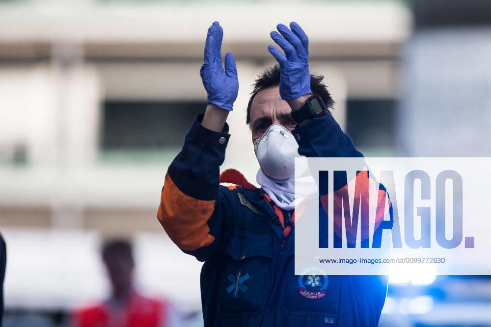 SAMUR members applaud during the tribute to the health workers at the Hospital Fundacion Jimenez Diaz during the Covid-19 pandemic on April 23, 2020 in Madrid, Spain Madrid SPAIN - ZUMAa181 20200423_zaa_a181_046