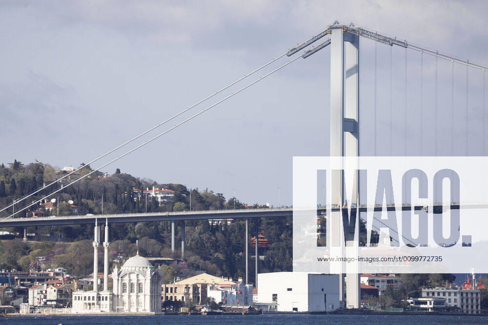 Coronavirus in der Türkei, Eindrücke aus Istanbul April 23, 2020, Istanbul, Turkey: 15 July Martyrs Bridge and view of the Bosphorus stand empty during the first date of four-day curfew as part of efforts to stem the spread of the coronavirus Istanbul Turkey - ZUMAz112 20200423_zip_z112_003
