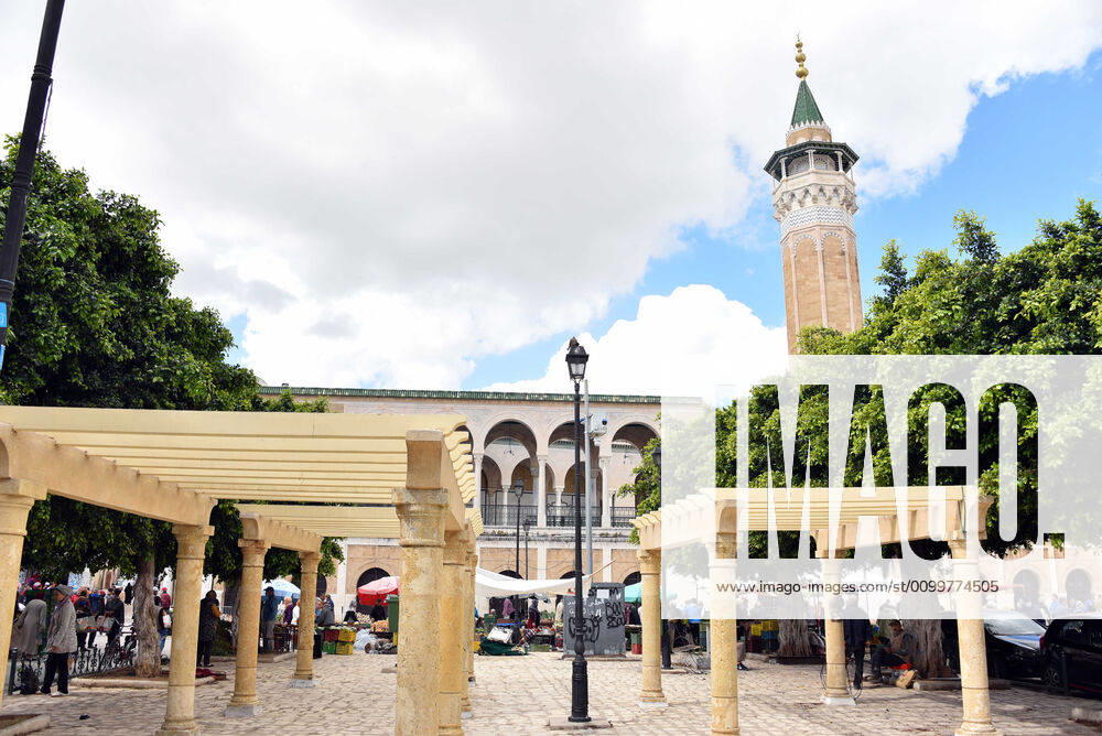 Coronavirus in Tunesien, Eindrücke aus Tunis April 23, 2020, Tunis, Tunisia: Saheb Ettabaâ Mosque a day before Ramadan..Muslims around the world will begin the holy month of Ramadan. Group gatherings and prayers will not be allowed in mosques as part of a government lockdown and containment measures to stop the spread of the coronavirus Tunis Tunisia - ZUMAs197 20200423_zab_s197_005