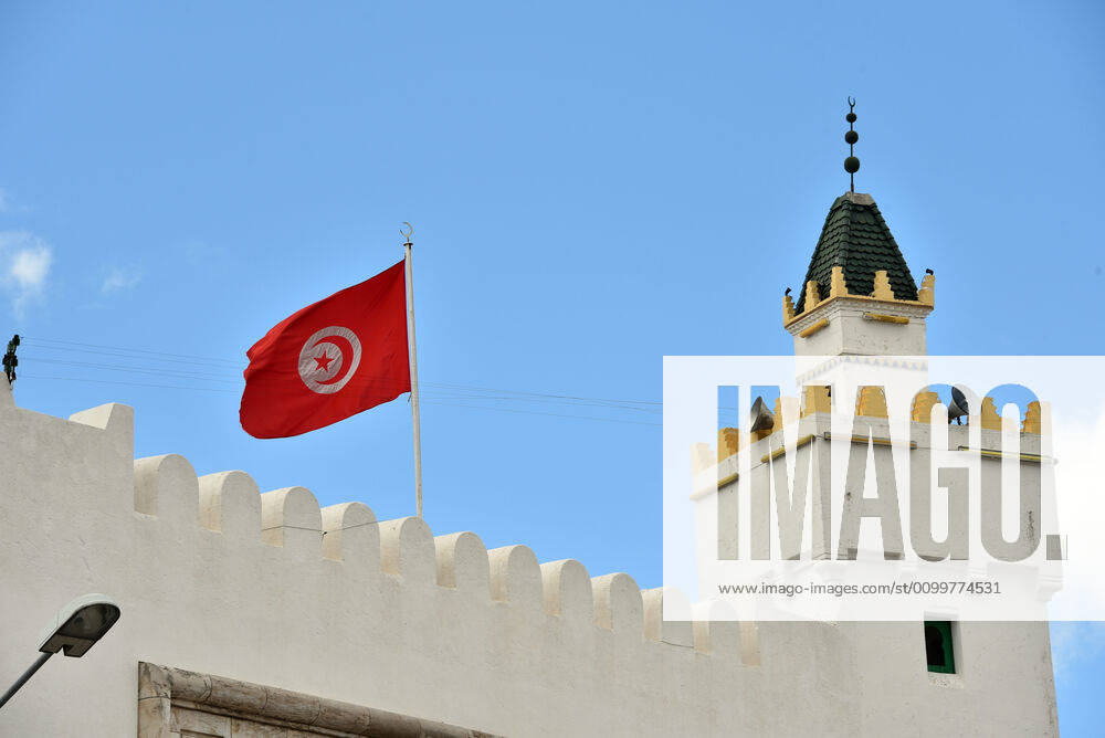 Coronavirus in Tunesien, Eindrücke aus Tunis April 23, 2020, Tunis, Tunisia: Tunisia national flag flown at Barrek Jmel Mosque a day before Ramadan..Muslims around the world will begin the holy month of Ramadan. Group gatherings and prayers will not be allowed in mosques as part of a government lockdown and containment measures to stop the spread of the coronavirus Tunis Tunisia - ZUMAs197 20200423_zab_s197_012