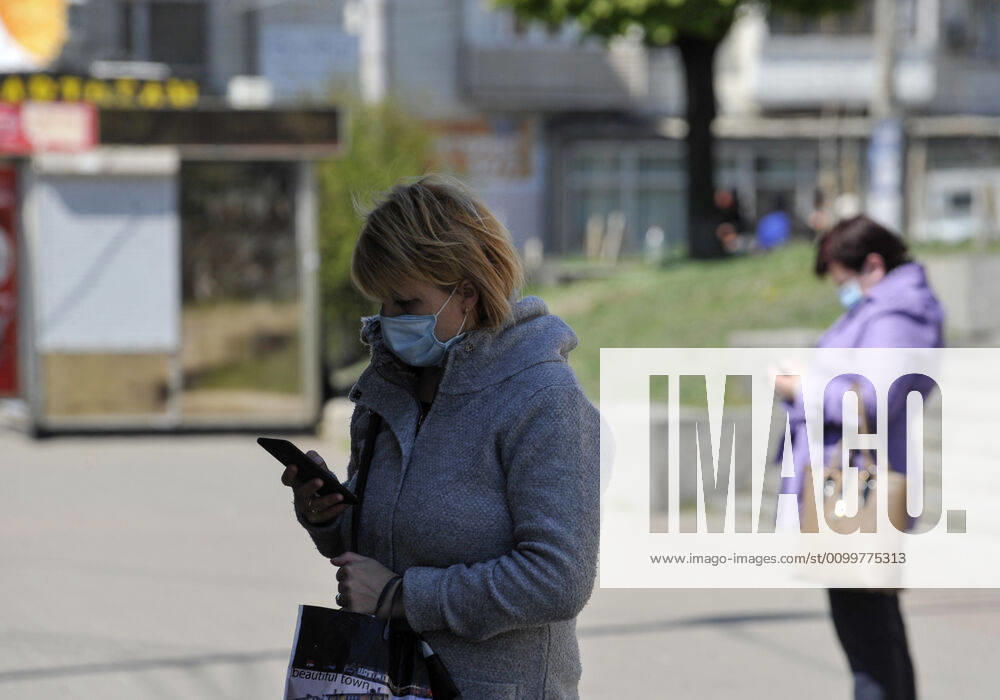 Coronavirus in der Ukraine, Eindrücke aus Kiew April 23, 2020, Kiev, Ukraine: A woman wears a face mask as a precaution against the spread of coronavirus..In Ukraine 7170 laboratory-confirmed cases of COVID-19, of which 187 were fatal, 504 patients recovered. During the day, 578 new cases were recorded reports from the Ministry of Health Ukraine. Kiev Ukraine - ZUMAs197 20200423_zaa_s197_167