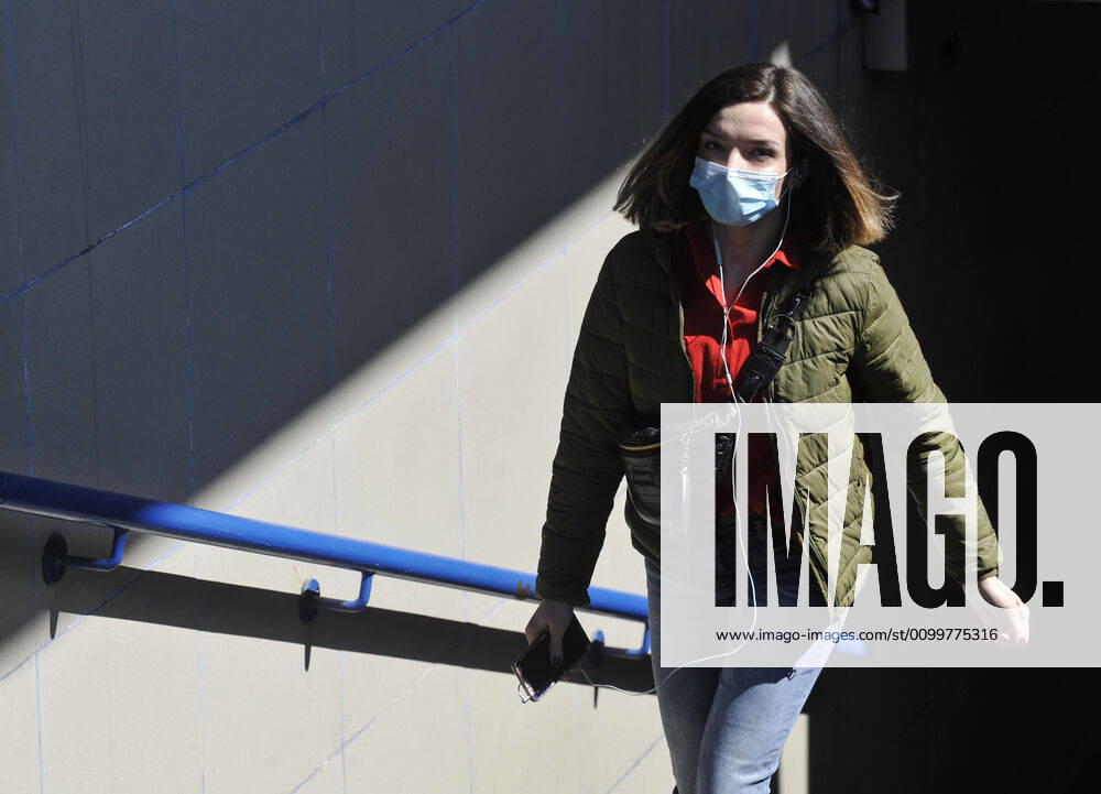 Coronavirus in der Ukraine, Eindrücke aus Kiew April 23, 2020, Kiev, Ukraine: A woman wearing a face mask as a precaution against the spread of coronavirus walks on the street during the lockdown..In Ukraine 7170 laboratory-confirmed cases of COVID-19, of which 187 were fatal, 504 patients recovered. During the day, 578 new cases were recorded reports from the Ministry of Health Ukraine. Kiev Ukraine - ZUMAs197 20200423_zaa_s197_171