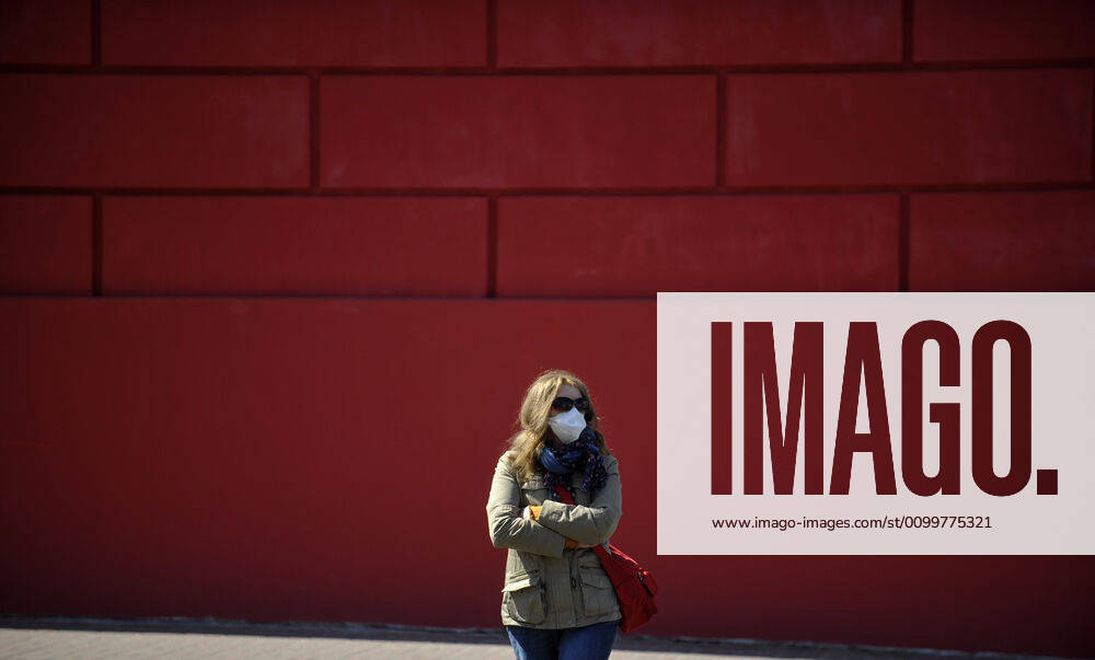 Coronavirus in der Ukraine, Eindrücke aus Kiew April 23, 2020, Kiev, Ukraine: A woman wearing a face mask as a precaution against the spread of coronavirus walks on the street during the lockdown..In Ukraine 7170 laboratory-confirmed cases of COVID-19, of which 187 were fatal, 504 patients recovered. During the day, 578 new cases were recorded reports from the Ministry of Health Ukraine. Kiev Ukraine - ZUMAs197 20200423_zaa_s197_172