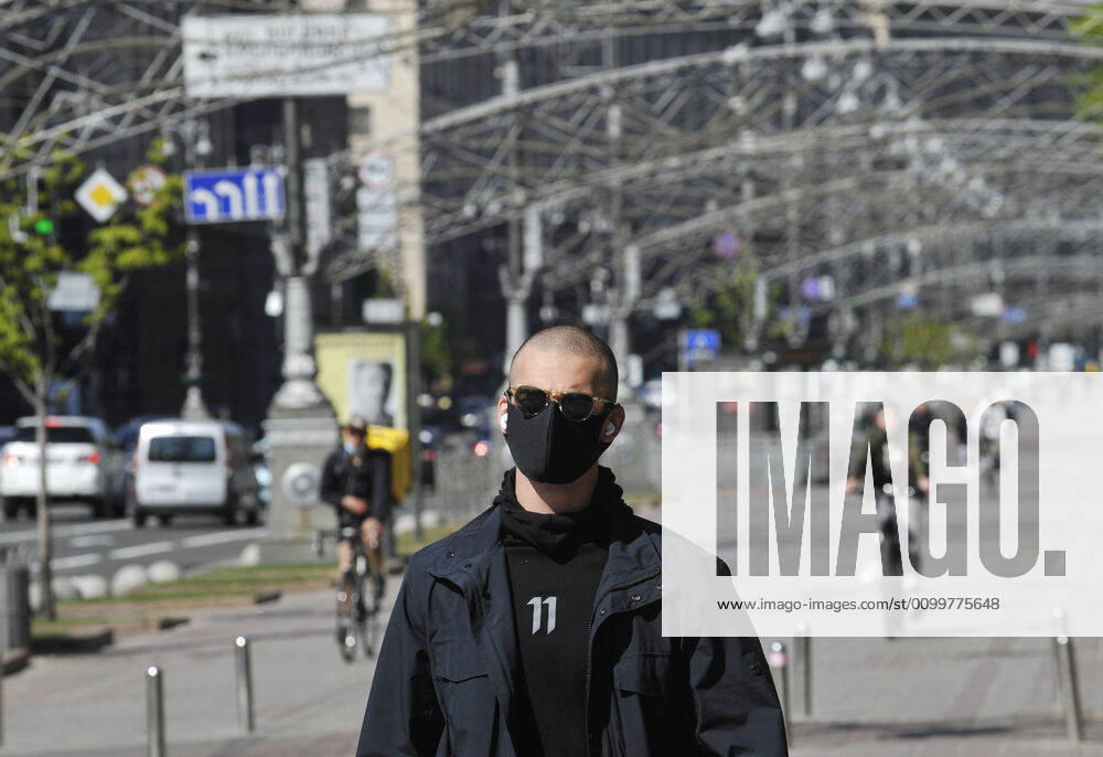 Coronavirus in der Ukraine, Eindrücke aus Kiew April 23, 2020, Kiev, Ukraine: A man wearing a face mask as a precaution against the spread of coronavirus walks on the street during the lockdown..In Ukraine 7170 laboratory-confirmed cases of COVID-19, of which 187 were fatal, 504 patients recovered. During the day, 578 new cases were recorded reports from the Ministry of Health Ukraine. Kiev Ukraine - ZUMAs197 20200423_zaa_s197_174