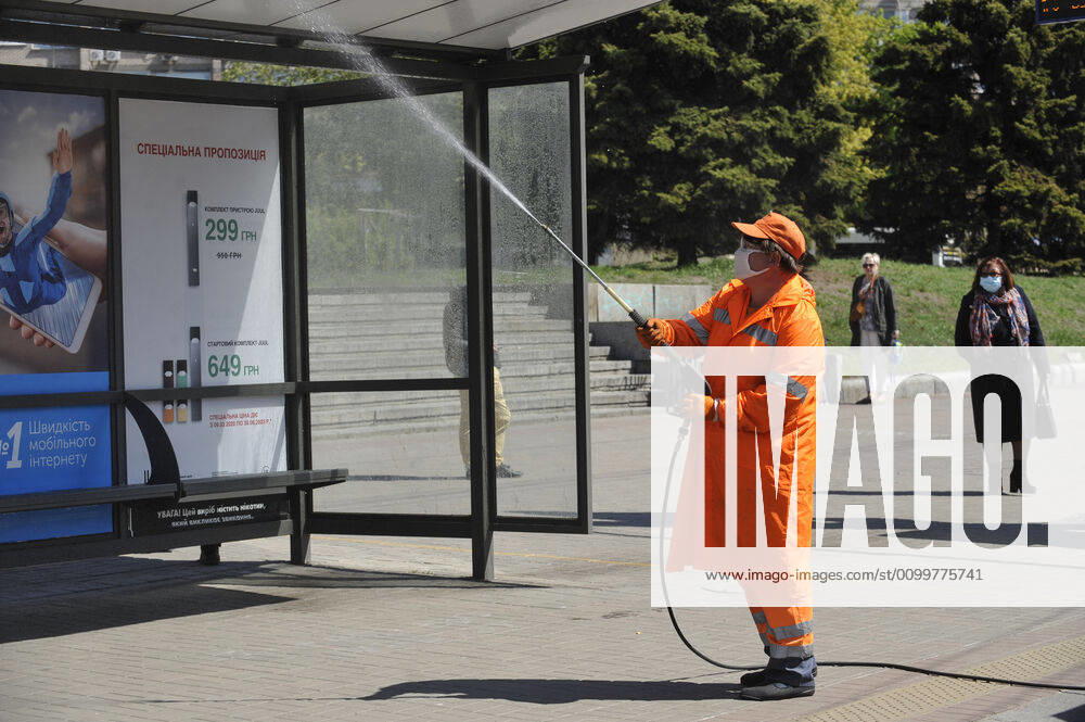 Coronavirus in der Ukraine, Eindrücke aus Kiew April 23, 2020, Kiev, Ukraine: A communal worker disinfects public transport stops as a preventive measure against the spread of COVID-19 coronavirus..In Ukraine 7170 laboratory-confirmed cases of COVID-19, of which 187 were fatal, 504 patients recovered. During the day, 578 new cases were recorded reports from the Ministry of Health Ukraine. Kiev Ukraine - ZUMAs197 20200423_zaa_s197_168