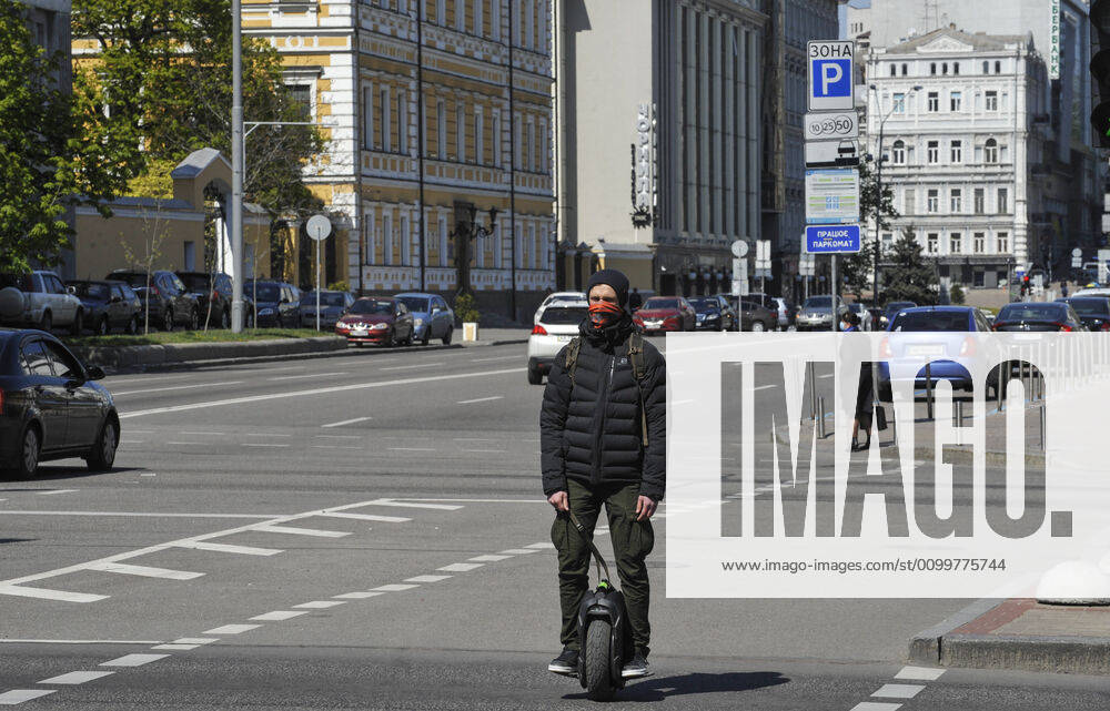 Coronavirus in der Ukraine, Eindrücke aus Kiew April 23, 2020, Kiev, Ukraine: A man wearing a face mask as a precaution against the spread of coronavirus rides an electric unicycle on the street..In Ukraine 7170 laboratory-confirmed cases of COVID-19, of which 187 were fatal, 504 patients recovered. During the day, 578 new cases were recorded reports from the Ministry of Health Ukraine. Kiev Ukraine - ZUMAs197 20200423_zaa_s197_169