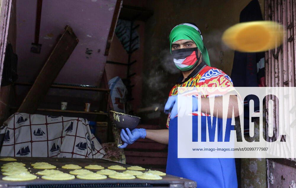 Coronavirus, Eindrücke aus Gaza April 23, 2020, Khan Younis, Gaza Strip, Palestinian Territory: A Palestinian vendor makes Ramadan traditional sweets ahead of the holy fasting month, amid concerns about the spread of the coronavirus disease (COVID-19), in Khan Younis in the Gaza strip, on April 23, 2020 Khan Younis Palestinian Territory - ZUMAap3_ 20200423_zaf_ap3_072